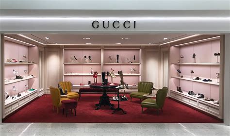 holt renfrew bloor gucci